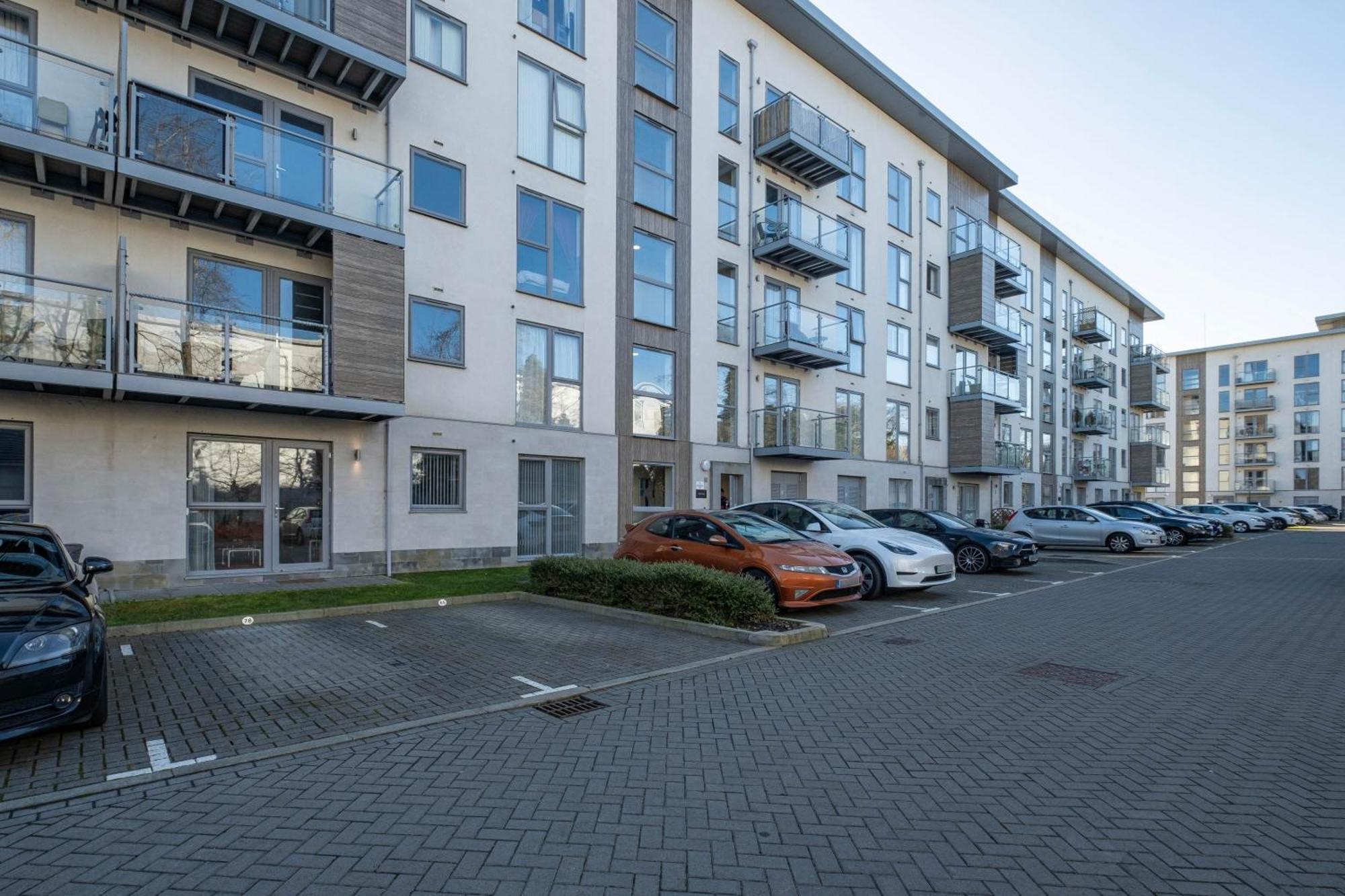 Alder House Serviced Apartment Maidenhead By 360Stays Exterior photo